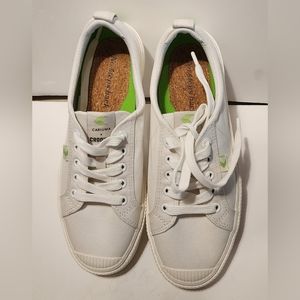 Excellwnt Condition, like New.Cariuma OCA Low White Pantone sz 9 Like New